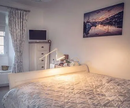 Stone's Throw Bed & Breakfast 4*